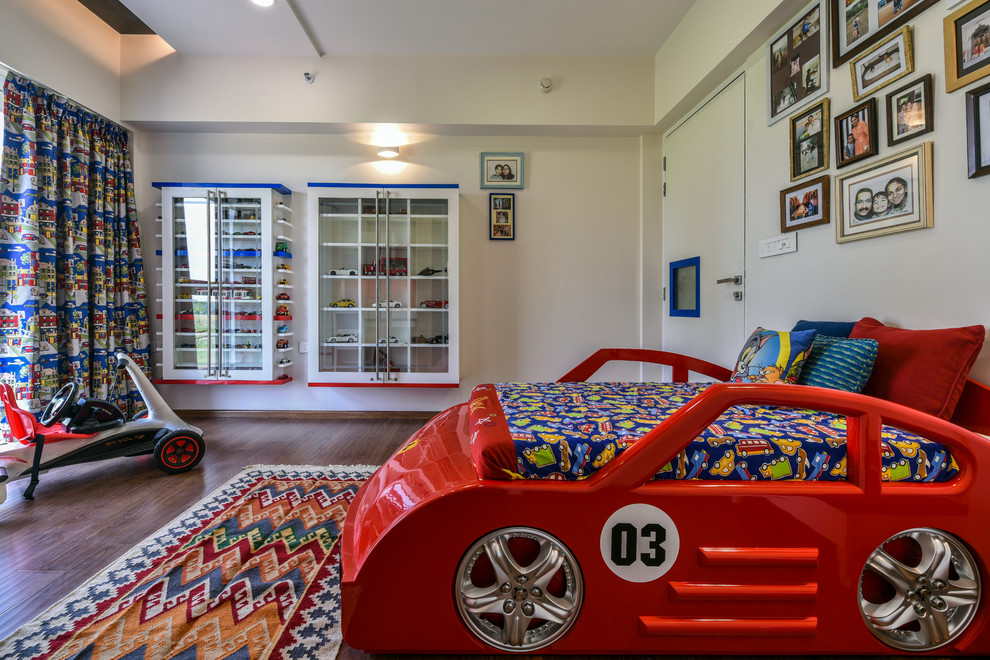 Idee per una cameretta per bambini design con pareti bianche, parquet scuro e pavimento marrone