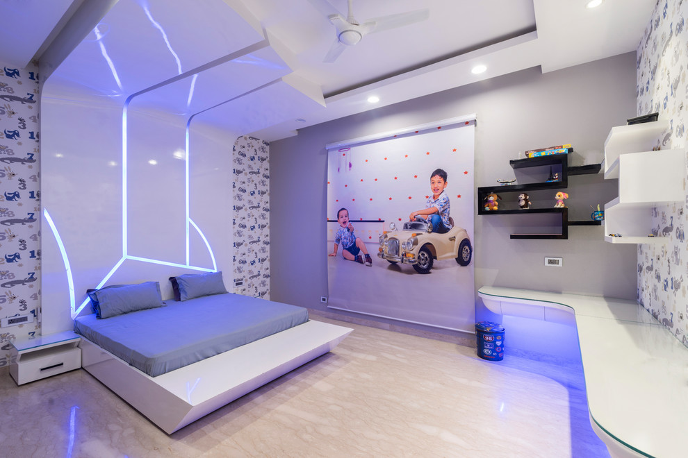 Imagen de dormitorio infantil actual con paredes grises y suelo gris