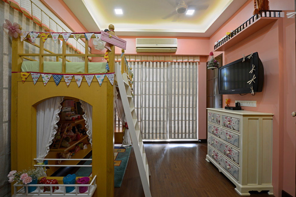 Exemple d'une chambre d'enfant tendance.