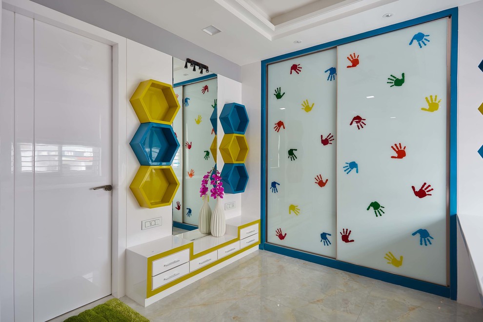 Idee per una cameretta per bambini minimal con pareti bianche e pavimento beige