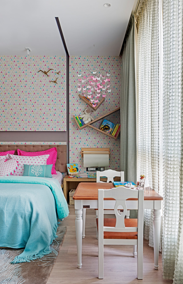 Cette image montre une chambre d'enfant minimaliste.