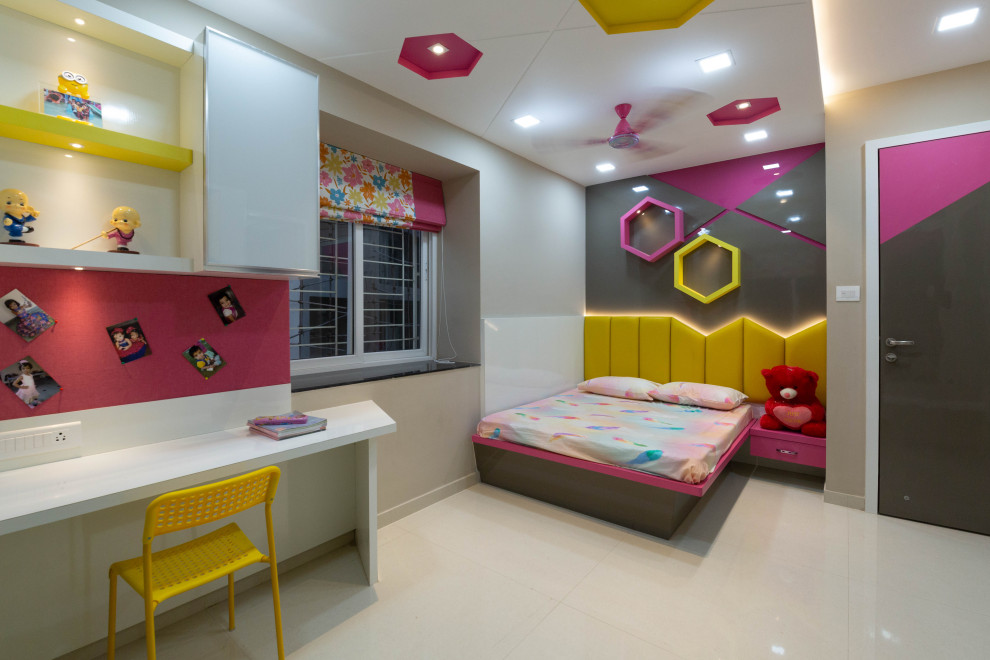 Inspiration för ett mellanstort funkis flickrum kombinerat med sovrum och för 4-10-åringar, med beige väggar och beiget golv