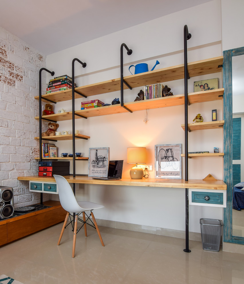 Cette image montre une chambre neutre de 4 à 10 ans urbaine avec un bureau, un mur blanc et un sol beige.