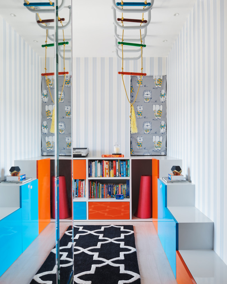 Imagen de dormitorio infantil de 4 a 10 años contemporáneo con suelo de madera clara y suelo beige