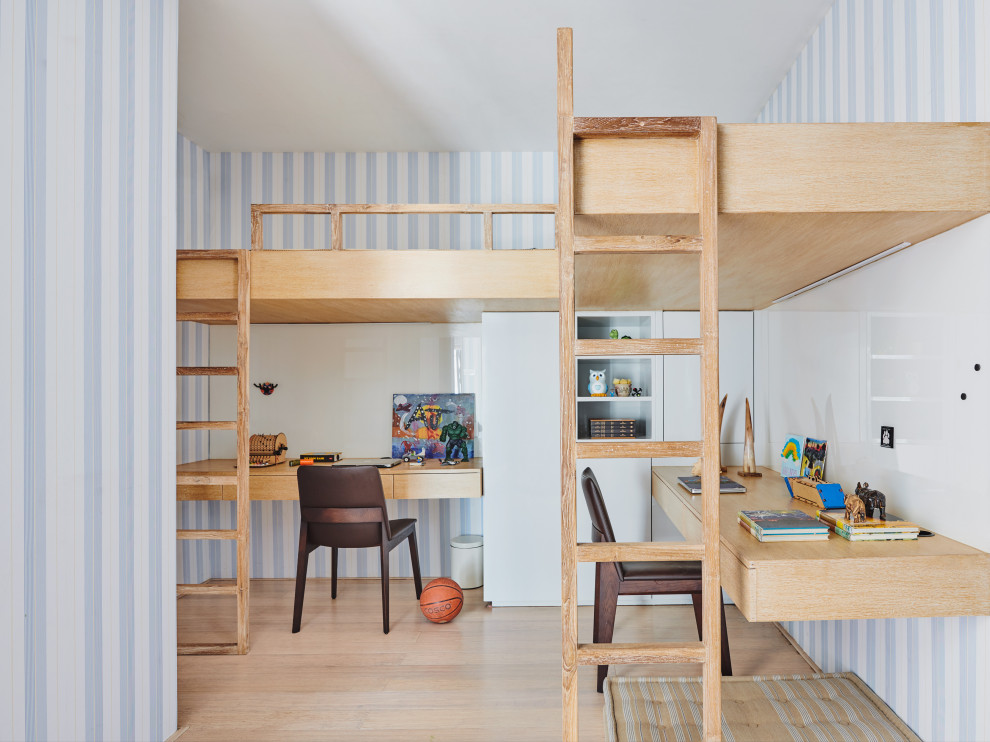 Ejemplo de dormitorio infantil de 4 a 10 años contemporáneo de tamaño medio con suelo de madera clara y suelo marrón