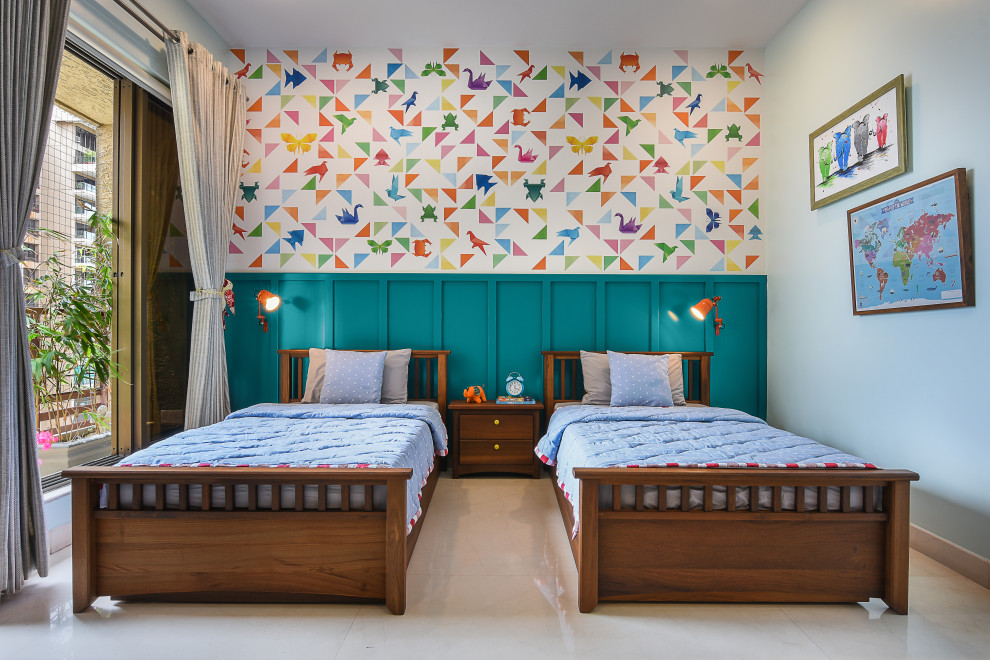 Klassisches Kinderzimmer mit bunten Wänden, beigem Boden, vertäfelten Wänden, Tapetenwänden und Schlafplatz in Bangalore