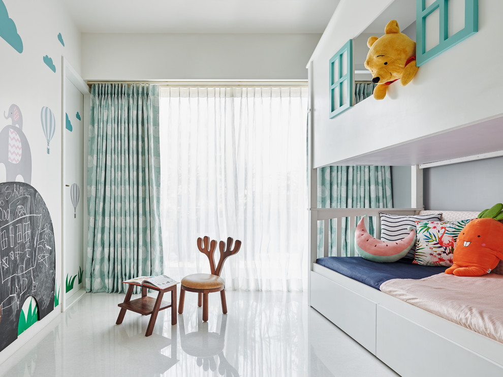 Imagen de habitación infantil unisex actual con paredes blancas y suelo blanco