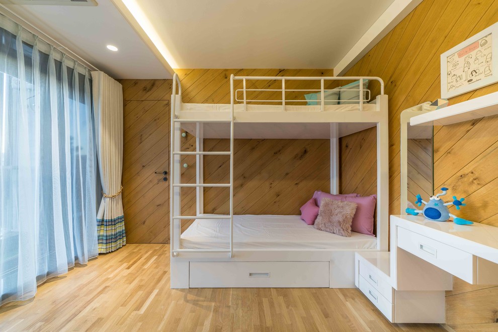 Imagen de dormitorio infantil de 4 a 10 años actual con paredes beige, suelo de madera clara y suelo beige