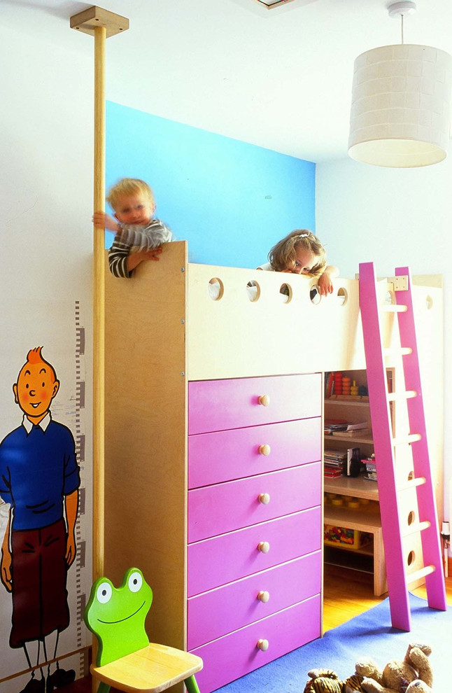 На фото: нейтральная детская с игровой в современном стиле с разноцветными стенами для двоих детей с