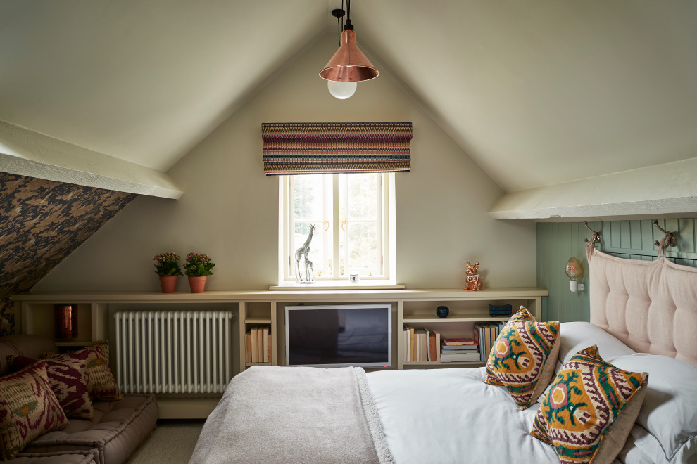 Modelo de dormitorio infantil clásico con paredes beige, moqueta y suelo beige