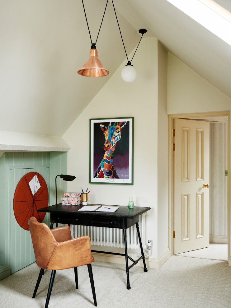 Inspiration för ett vintage könsneutralt tonårsrum kombinerat med skrivbord, med beige väggar, heltäckningsmatta och beiget golv