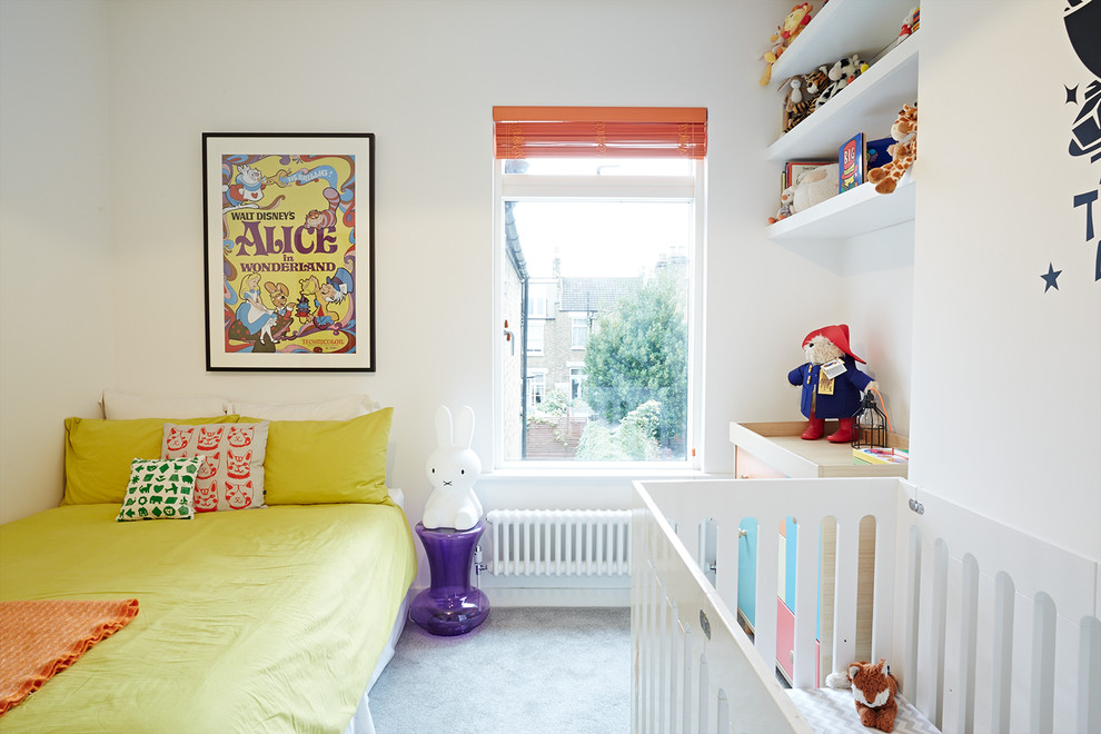Idée de décoration pour une chambre d'enfant de 4 à 10 ans design de taille moyenne avec un mur blanc, moquette et un sol gris.