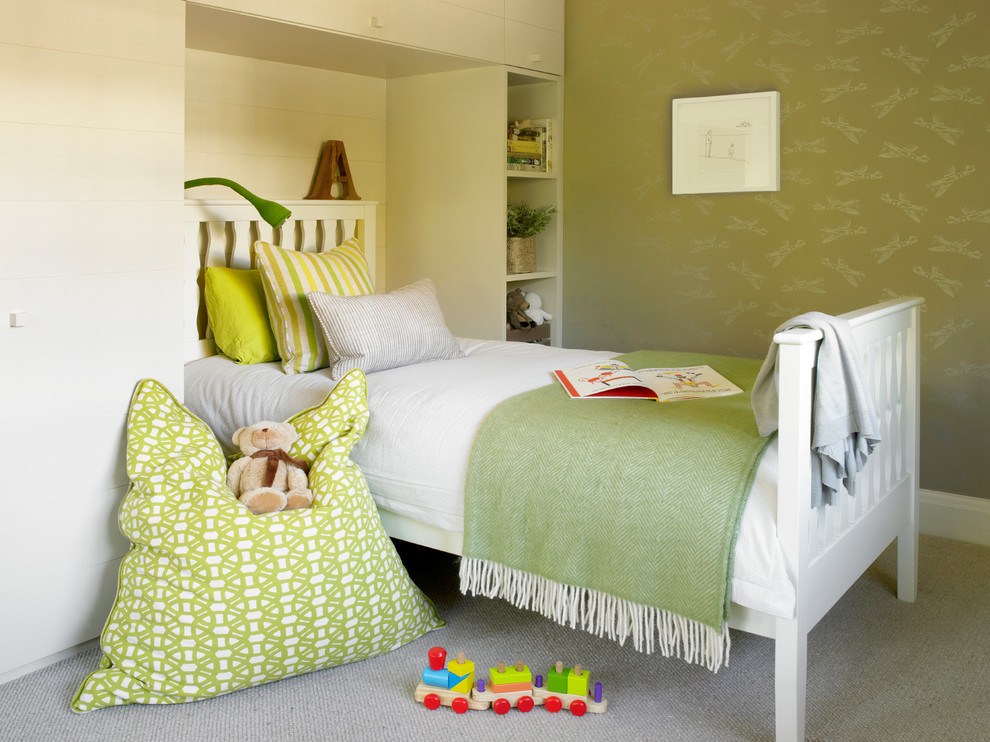 Kleines, Neutrales Klassisches Kinderzimmer mit grüner Wandfarbe, Teppichboden, Schlafplatz und grauem Boden in London