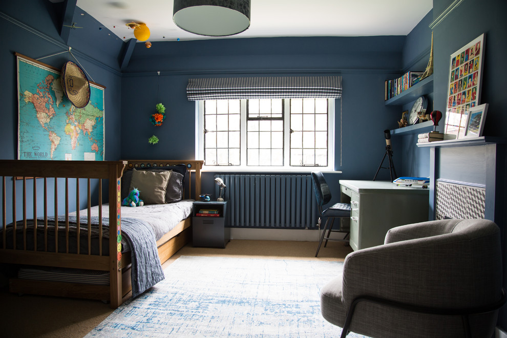 Réalisation d'une chambre d'enfant tradition avec un mur bleu et un sol beige.