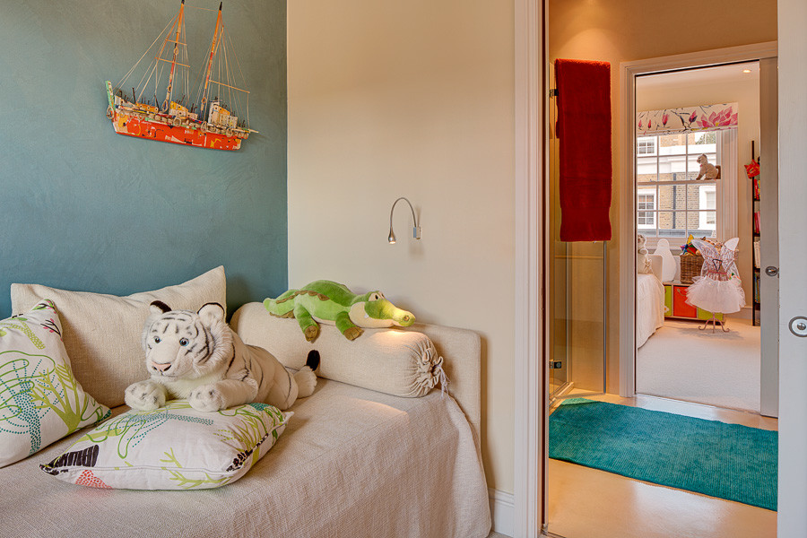 Imagen de dormitorio infantil contemporáneo con paredes azules y suelo de madera clara