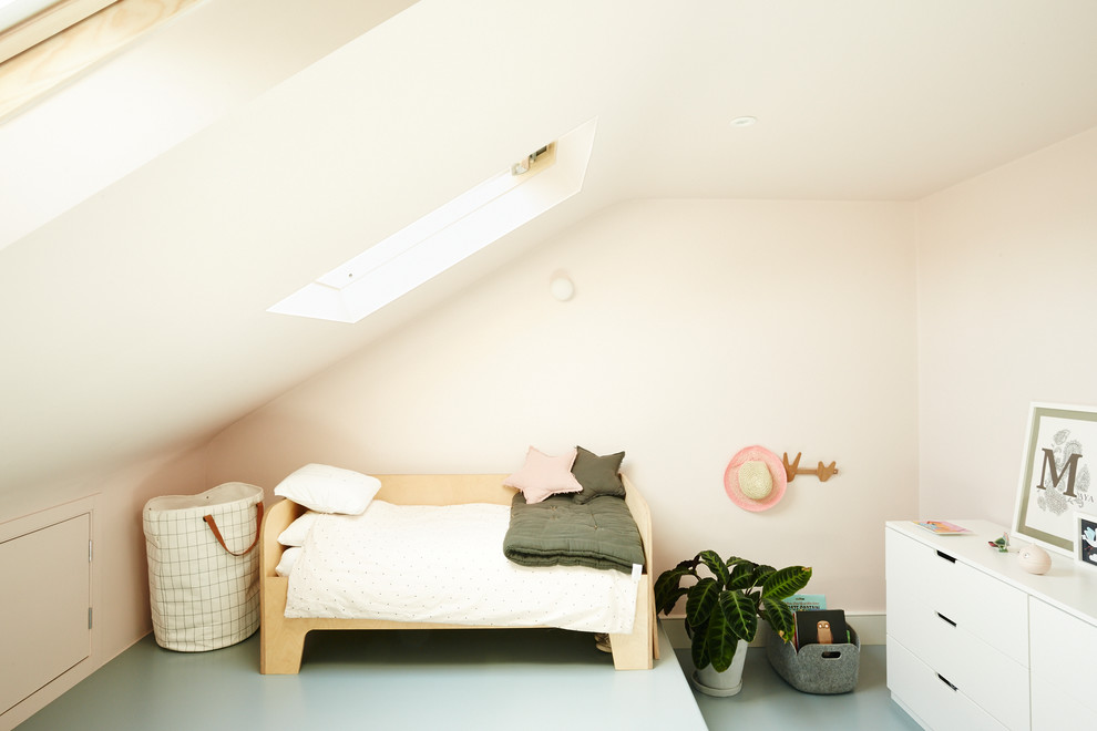 Esempio di un'In mansarda cameretta per bambini da 1 a 3 anni scandinava di medie dimensioni con pareti rosa e pavimento grigio