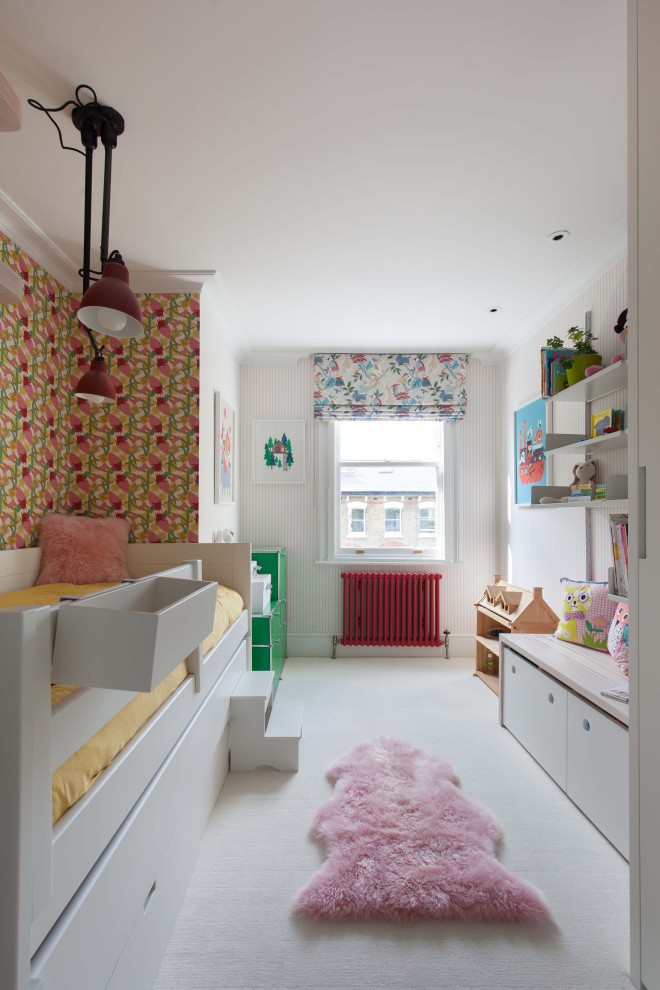Immagine di una cameretta per bambini da 4 a 10 anni moderna di medie dimensioni con pareti rosa, moquette e pavimento bianco