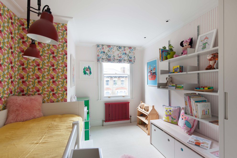 Foto de dormitorio infantil de 4 a 10 años minimalista pequeño con paredes rosas, moqueta, suelo blanco, bandeja y papel pintado