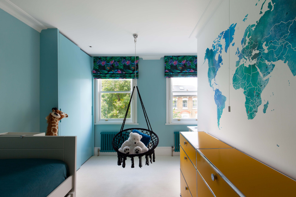 Aménagement d'une chambre d'enfant de 4 à 10 ans moderne de taille moyenne avec un mur rose, moquette et un sol blanc.