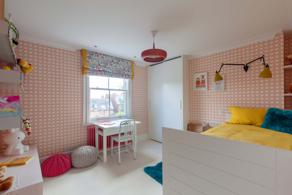 Immagine di una piccola cameretta per bambini da 4 a 10 anni moderna con pareti rosa, moquette, pavimento bianco, soffitto ribassato e carta da parati