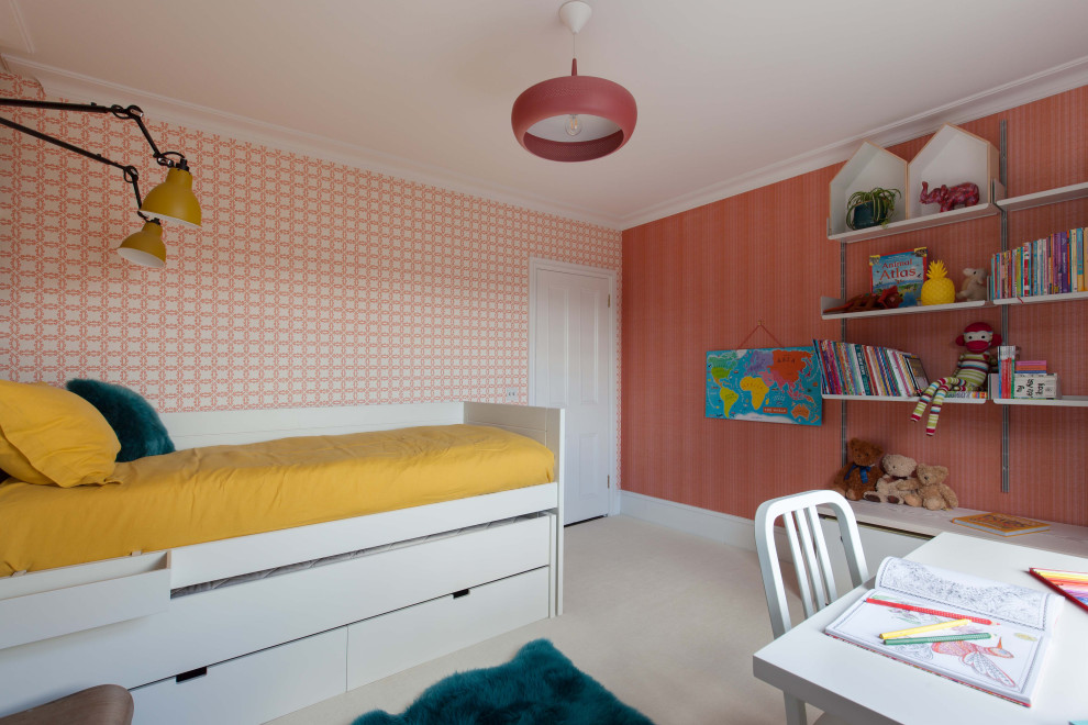 Idée de décoration pour une chambre d'enfant de 4 à 10 ans minimaliste de taille moyenne avec un mur rose, moquette et un sol blanc.
