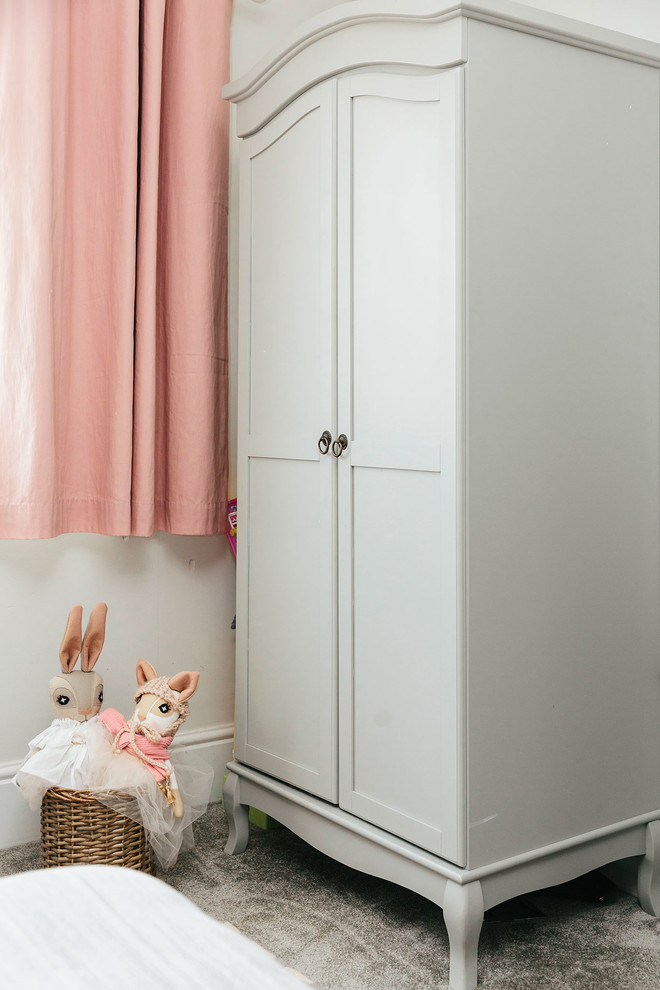 Пример оригинального дизайна: нейтральная детская среднего размера в стиле шебби-шик с спальным местом, серыми стенами, ковровым покрытием и серым полом для ребенка от 4 до 10 лет