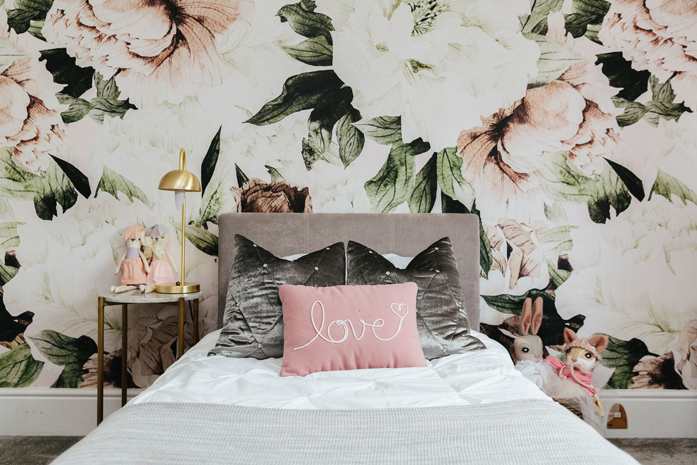 Foto på ett mellanstort shabby chic-inspirerat barnrum kombinerat med sovrum, med rosa väggar, heltäckningsmatta och grått golv