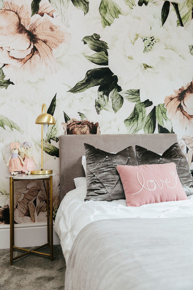 Mittelgroßes Shabby-Style Mädchenzimmer mit Schlafplatz, grauer Wandfarbe, Teppichboden und grauem Boden in London