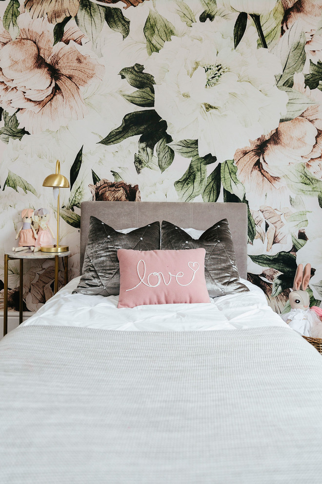 Idéer för mellanstora funkis flickrum kombinerat med sovrum och för 4-10-åringar, med flerfärgade väggar, heltäckningsmatta och grått golv