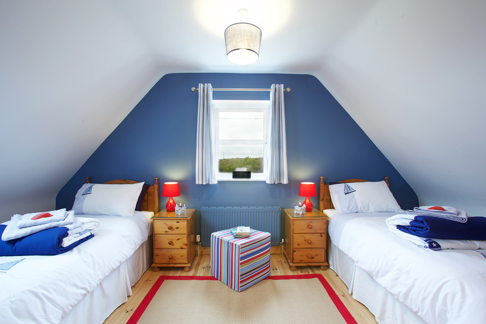 Inspiration för mellanstora maritima könsneutrala barnrum kombinerat med sovrum, med blå väggar, ljust trägolv och beiget golv