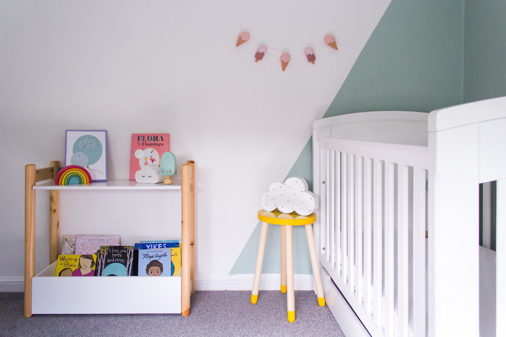 Réalisation d'une petite chambre d'enfant de 1 à 3 ans nordique avec un mur vert, moquette et un sol gris.