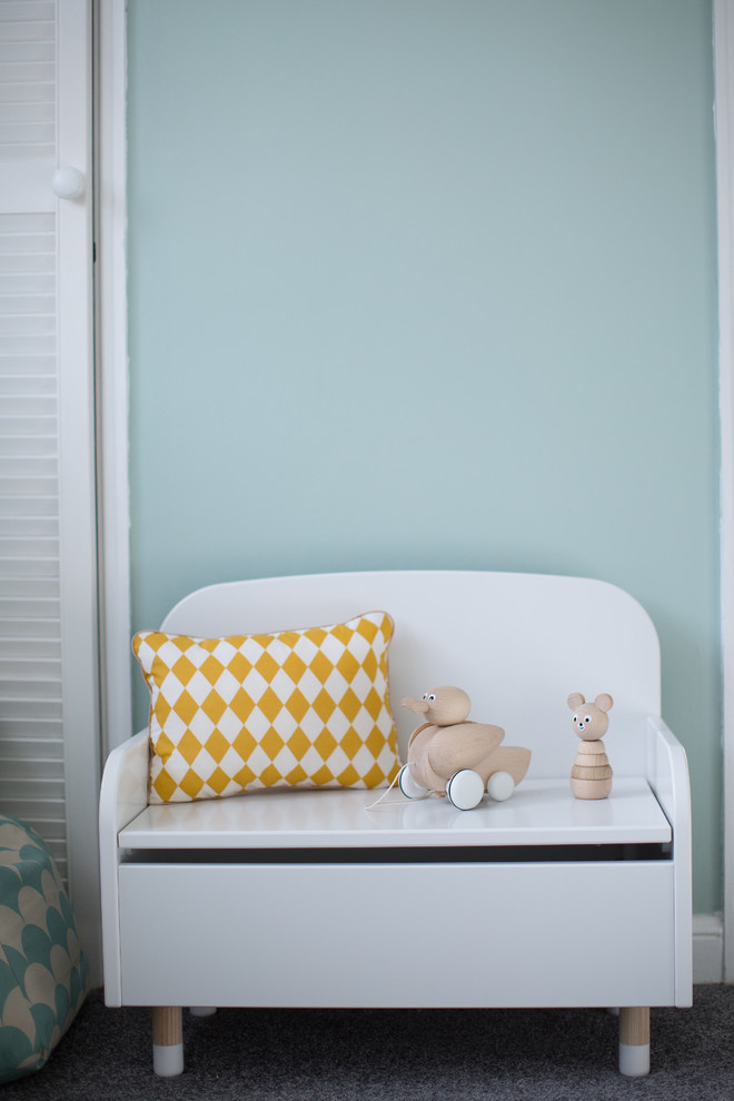 Cette photo montre une petite chambre d'enfant de 1 à 3 ans scandinave avec un mur vert, moquette et un sol gris.
