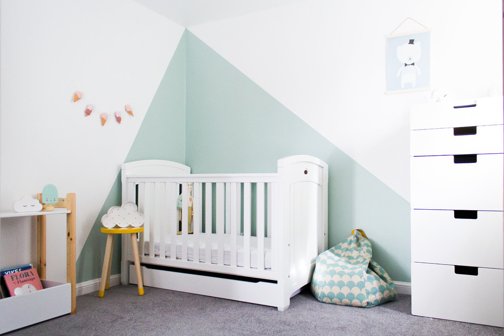 Idéer för små minimalistiska barnrum kombinerat med sovrum, med gröna väggar, heltäckningsmatta och grått golv