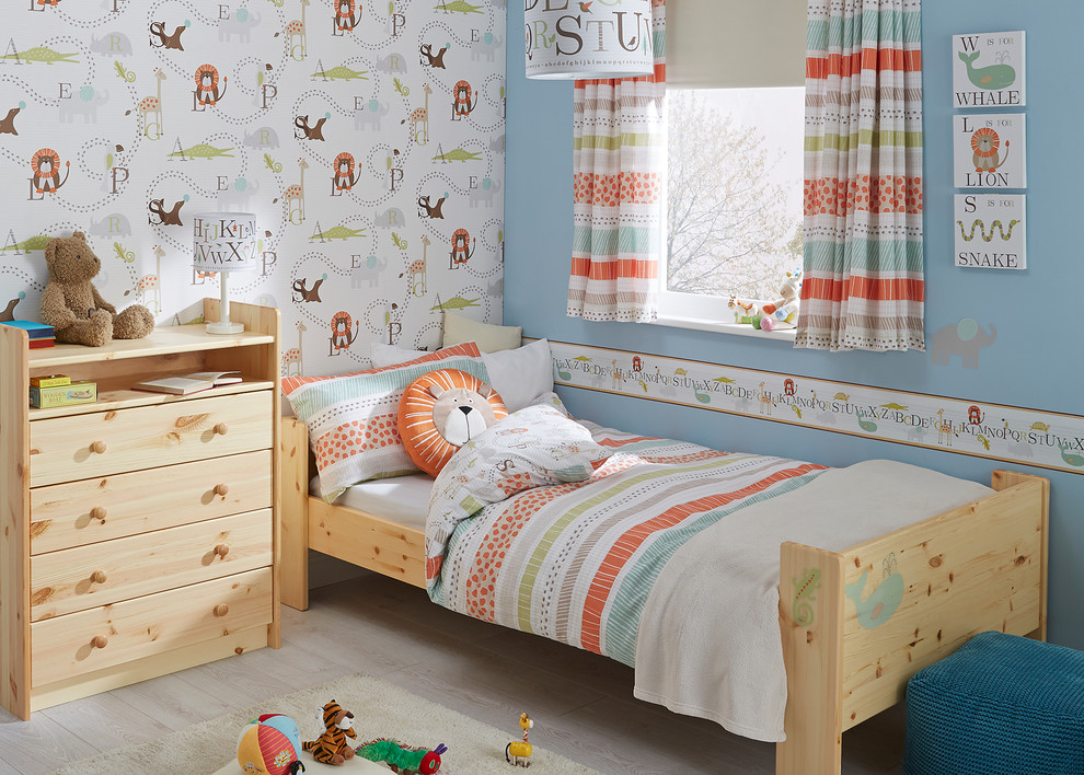 Ispirazione per una piccola cameretta per bambini da 1 a 3 anni contemporanea con pareti blu e parquet chiaro