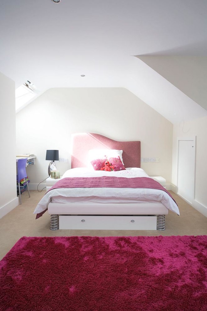 На фото: детская среднего размера в современном стиле с спальным местом, белыми стенами и ковровым покрытием для подростка, девочки с