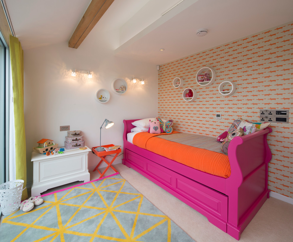 Eklektisk inredning av ett flickrum kombinerat med sovrum och för 4-10-åringar, med heltäckningsmatta och flerfärgade väggar