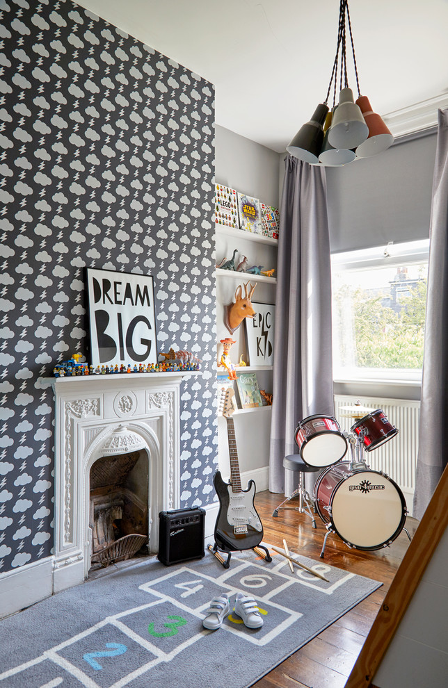 Immagine di una piccola cameretta per bambini da 4 a 10 anni minimalista con pareti grigie, pavimento in legno massello medio e pavimento marrone