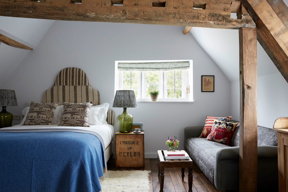 Inspiration för små rustika könsneutrala barnrum kombinerat med sovrum, med vita väggar, mörkt trägolv och brunt golv