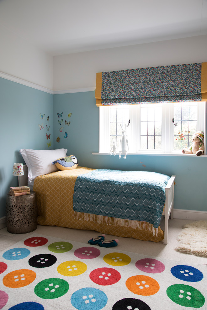 На фото: детская среднего размера в стиле неоклассика (современная классика) с спальным местом и синими стенами для ребенка от 4 до 10 лет, девочки с