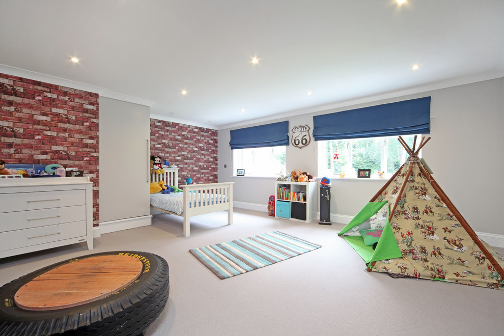 Inspiration för stora moderna könsneutrala barnrum kombinerat med sovrum och för 4-10-åringar, med grå väggar och heltäckningsmatta