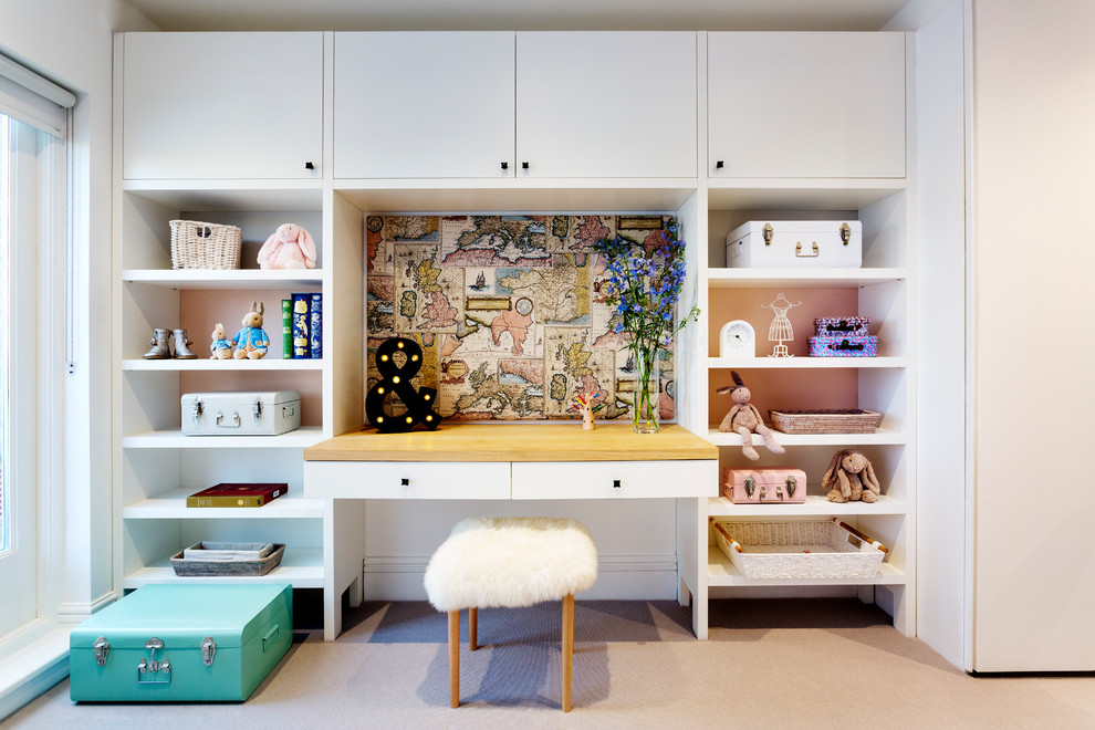 Modernes Mädchenzimmer mit Arbeitsecke, Teppichboden und beigem Boden in London