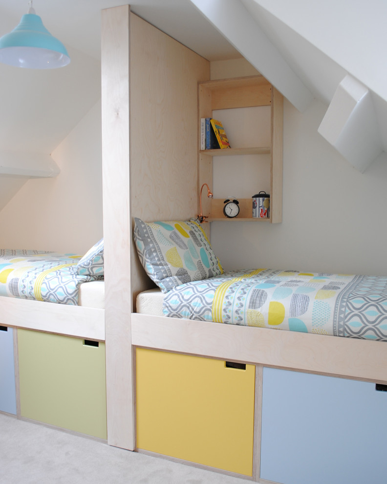 Kleines, Neutrales Skandinavisches Kinderzimmer mit Schlafplatz, weißer Wandfarbe, grauem Boden und Teppichboden in Gloucestershire