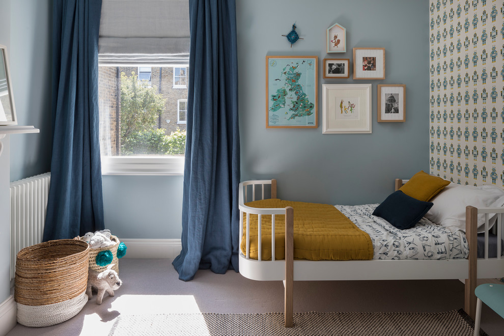 Idée de décoration pour une petite chambre d'enfant de 4 à 10 ans design avec un mur bleu, moquette et un sol gris.