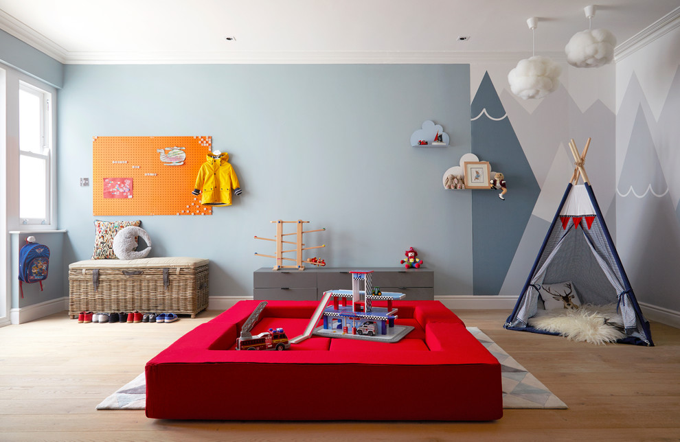 Exempel på ett stort minimalistiskt könsneutralt barnrum kombinerat med lekrum och för 4-10-åringar, med blå väggar, ljust trägolv och beiget golv