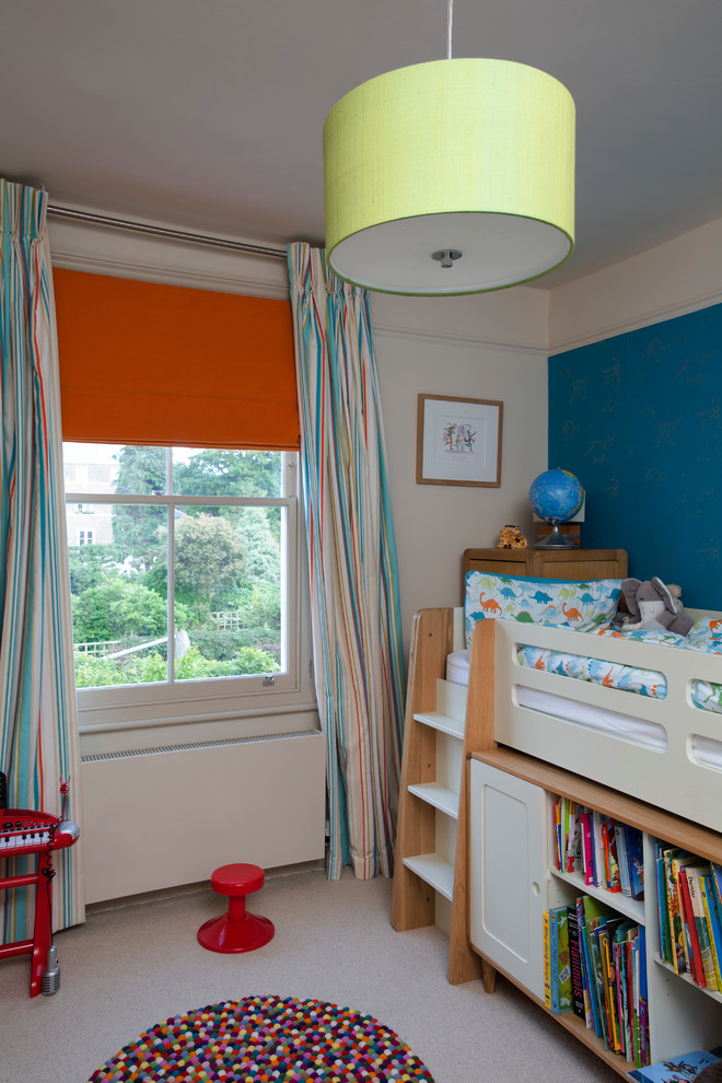 Imagen de dormitorio infantil de 1 a 3 años tradicional renovado con paredes multicolor
