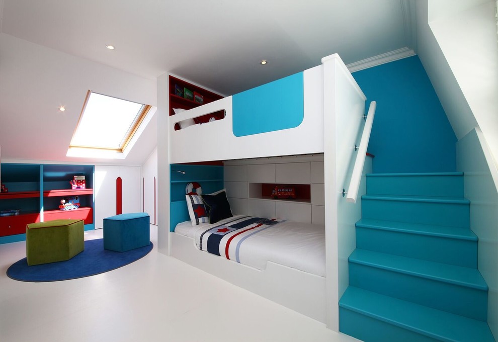 Exemple d'une grande chambre d'enfant de 4 à 10 ans tendance avec un mur blanc et sol en stratifié.