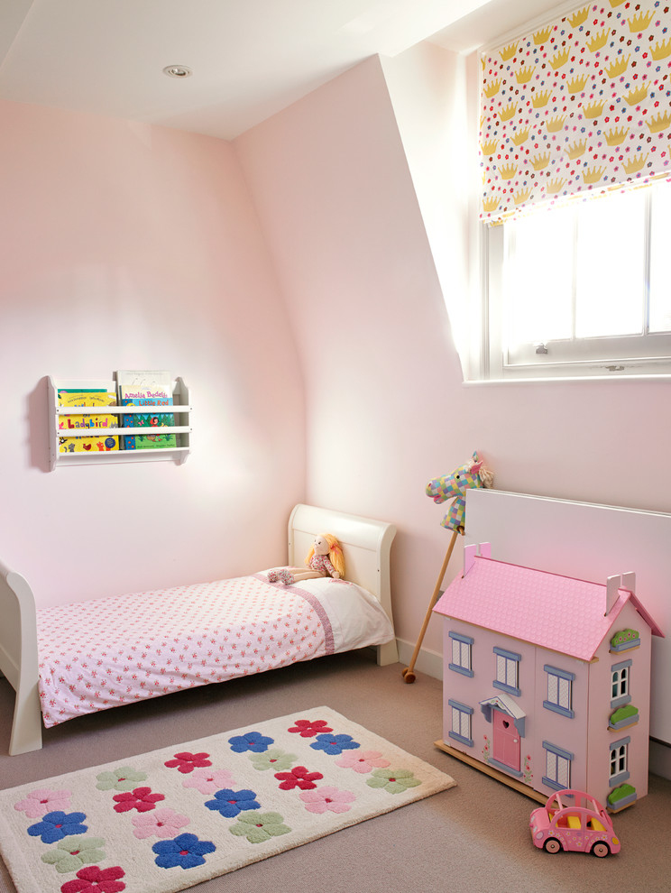 Modernes Mädchenzimmer mit rosa Wandfarbe, Schlafplatz und Teppichboden in London