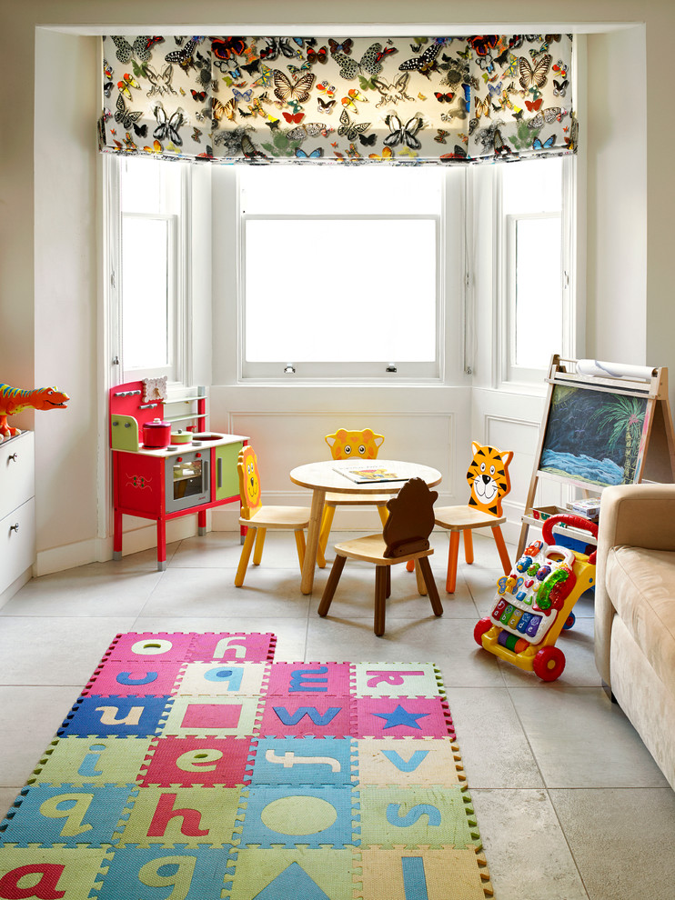 Bild på ett funkis barnrum kombinerat med lekrum