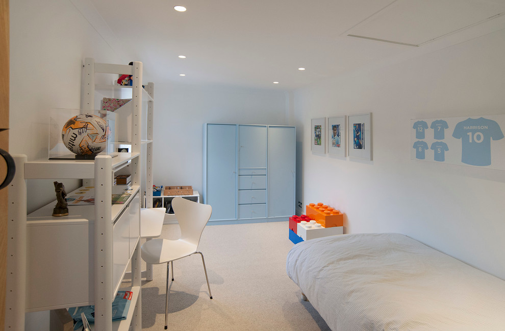 Ejemplo de dormitorio infantil de 4 a 10 años actual de tamaño medio con paredes blancas y moqueta