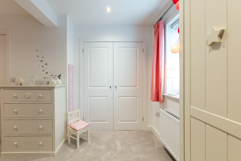 Exempel på ett mellanstort modernt flickrum kombinerat med sovrum och för 4-10-åringar, med heltäckningsmatta och grått golv